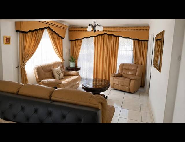 5 BEDROOM HOUSE FOR SALE IN CLARE HILLS